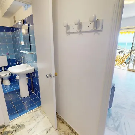 Climatise A Menton, Face - Fr-1-196-208 *