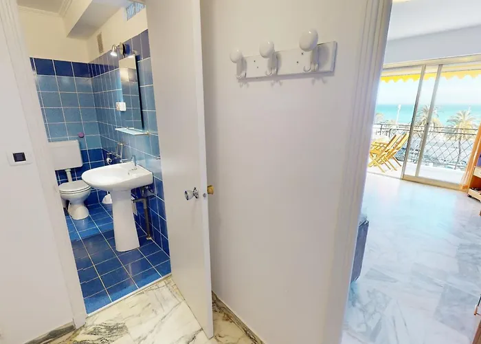 Climatise A Menton, Face - Fr-1-196-208 *